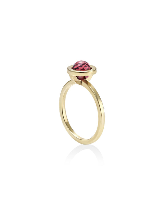 Designový zásnubní prsten s fazetovaným granátem ze stříbra nebo 14k zlata z kolekce Earth Gems – Katerina Reich